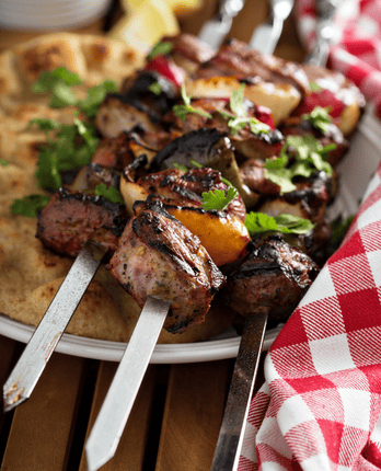 lamb-kebabs-with-flatbread-and-tzatziki-sauce-RFSVLSN.png